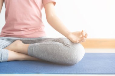 El ve yarım vücut sağlıklı kadın oturup lotus Yoga pozisyon kapatmak