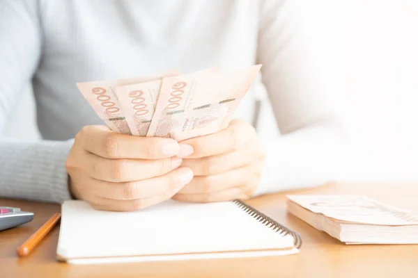 Primer plano de mujer asiática con calculadora contando dinero — Foto de Stock