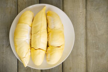 Durian asya meyve sarı ve kokulu var . Beyaz masa arka plan üzerinde bir çanak Durian.