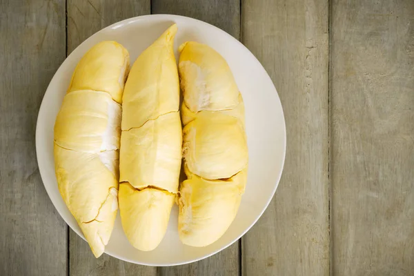 Durian asya meyve sarı ve kokulu var . Beyaz masa arka plan üzerinde bir çanak Durian.