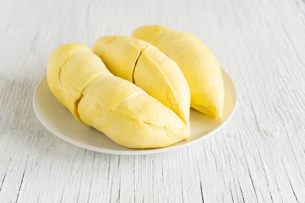 Durian ist asiatische Frucht haben gelb und riecht. Durian in einer Schüssel auf weißem Tischhintergrund. — Stockfoto