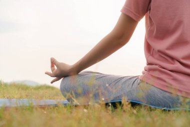 yakın el ve sağlık kadın yarım vücut parkta sabah lotus yoga pozisyonda oturup