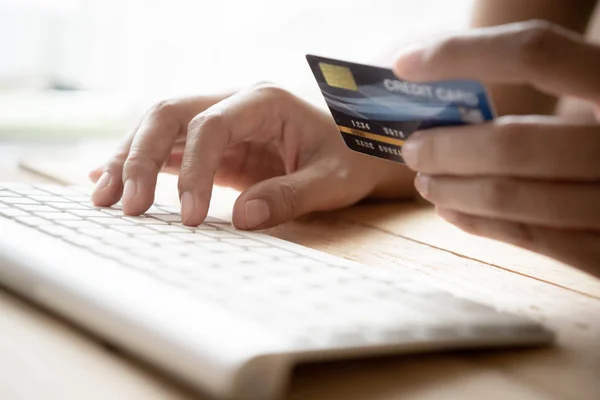 De cerca la mano de los hombres de negocios están comprando en línea con una tarjeta de crédito — Foto de Stock