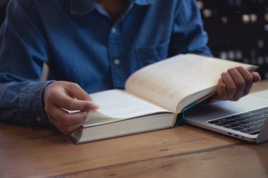 closeup el asyalı kadın açık kitap, kütüphanede asyalı kız öğrenci