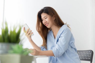Asyalı kadınlar akıllı telefonlar ve kredi kartı ile ödeme