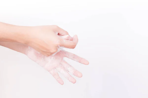 Mujer asiática mano están lavando con pompas de jabón sobre fondo blanco — Foto de Stock