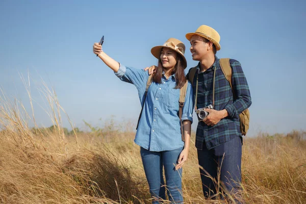 Asian couples are posing together to take photo with smartphone — Stock Photo, Image