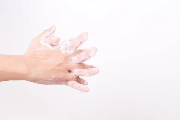 Mujer asiática mano están lavando con pompas de jabón sobre fondo blanco — Foto de Stock