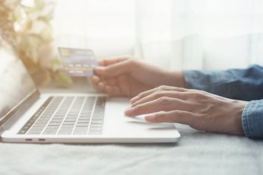 İşadamlarının yakın eli kredi kartı ile online satın alıyor