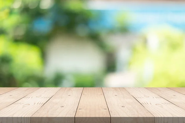 Mesa de madera vacía sobre fondo borroso en el jardín en mal compras — Foto de Stock