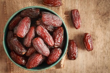 , ahşap masa arka plan üzerinde fincan palmiye meyve tarihler resmi yakın