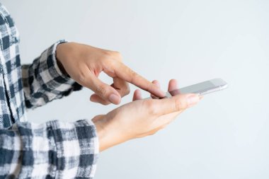 Beyaz arka planda akıllı telefon kullanarak kadın el yakın yukarı.