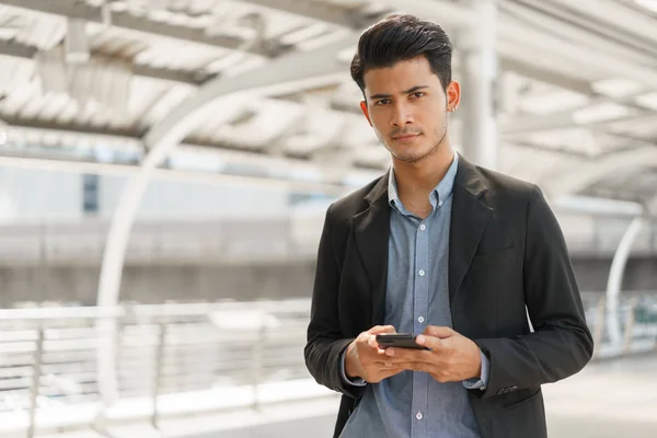 Portrait de jeune homme d'affaires asiatique debout au bureau extérieur . — Photo