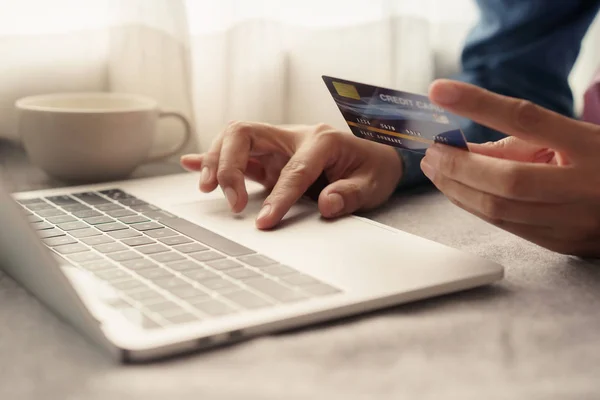 De cerca la mano de los hombres de negocios están comprando en línea con una tarjeta de crédito — Foto de Stock