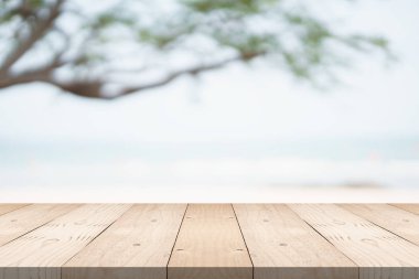 Plajda bulanıklık arka plan üzerinde boş ahşap masa üstü