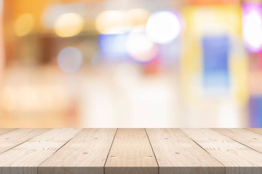 Alışveriş merkezinde bulanıklık arka plan üzerinde boş kahverengi ahşap masa üstü