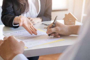 Satıcılar, erkek müşterilerin satış sözleşmesini imzalamasını sağlıyor.