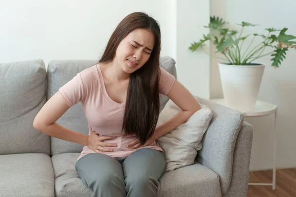 Asiatique femme avec menstruation et douleur période crampes. — Photo