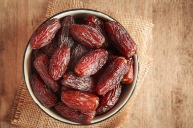 çuval bezi ahşap masa arka plan üzerinde fincan hurma meyve yakın resim