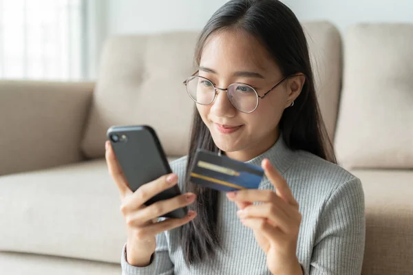 Retrato de Hermosas mujeres asiáticas jóvenes están comprando en línea con una tarjeta de crédito — Foto de Stock