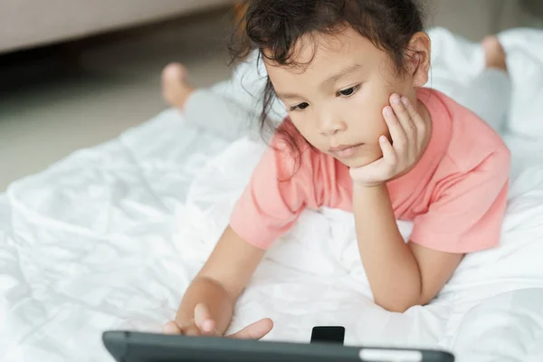 Los niños están aprendiendo por sí mismos a través de medios en línea . —  Fotos de Stock