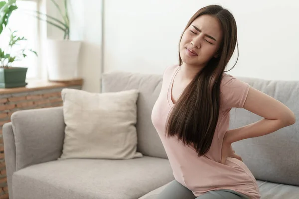 Asiatique Fille Ayant Douleur Taille Assis Sur Canapé Maison Jeune — Photo