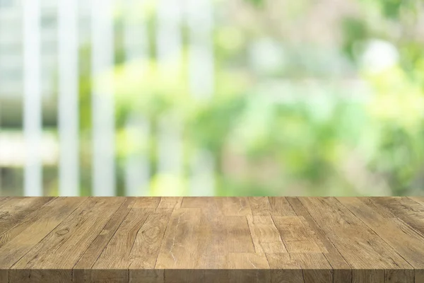 Leeg houten tafelblad op onscherpe achtergrond in tuin in winkelcentrum — Stockfoto