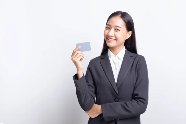 Hermosa de las mujeres de negocios asiáticas de pie sosteniendo con tarjeta en blanco y sonriendo — Foto de Stock