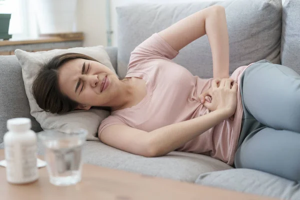 Asiatique femme avec menstruation et douleur période crampes. — Photo