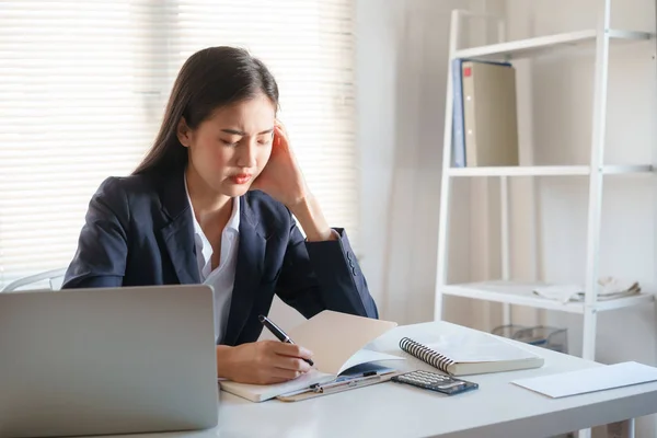 Asian business woman stressful working with a computer for a long time — Stock Photo, Image