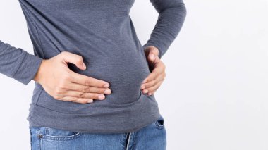 Beyaz arka planda kendi göbek yağ ve selülit tutan kadın el