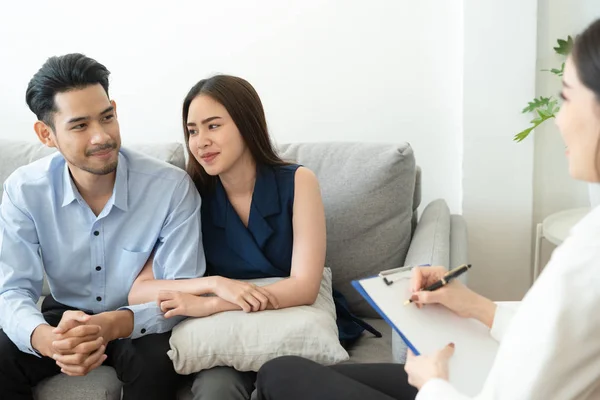 Pareja asiática sentada en el sofá en la habitación para consultar problemas de salud mental por médico — Foto de Stock