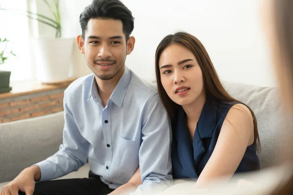 Asiatiska par sitter på soffan i psykiatern rum att konsultera psykiska problem av läkare — Stockfoto