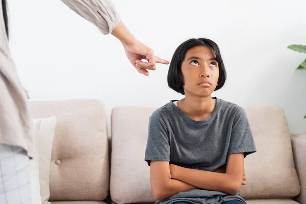 Mère asiatique est en colère et gronde sa fille alors qu'elle est assise sur le canapé à cause d'un mauvais comportement . — Photo