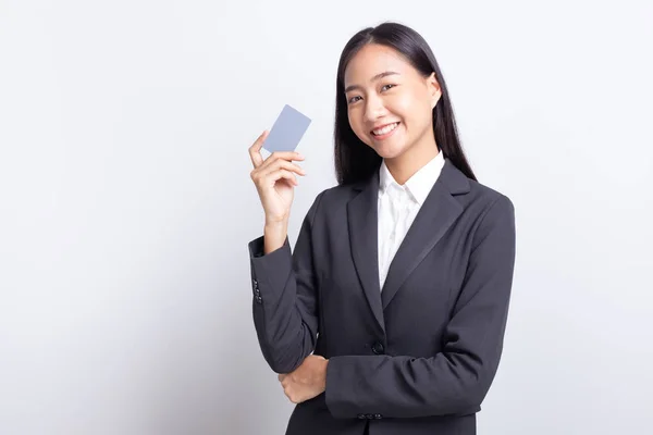 Красивая азиатская бизнес-леди, стоящая с пустой карточкой и улыбающаяся — стоковое фото