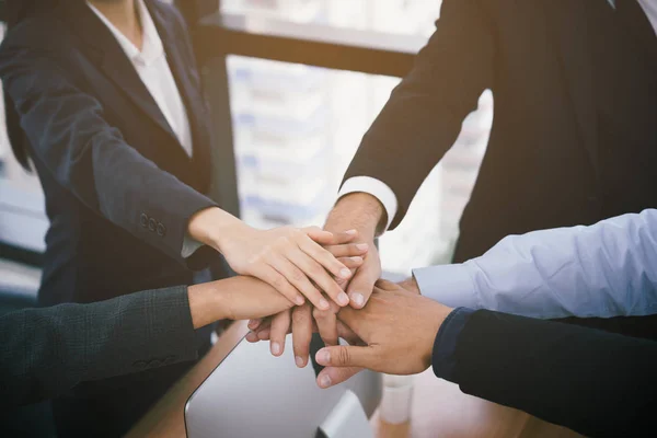 Top zicht op zakenmensen zetten de handen bij elkaar. Teamwork op kantoor en Business Group concept — Stockfoto