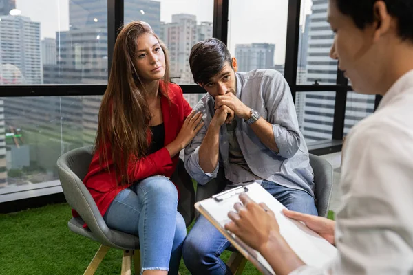 Kaukasiska par sitter på stolen i psykiatriker rummet för att konsultera psykiska hälsoproblem av läkare — Stockfoto