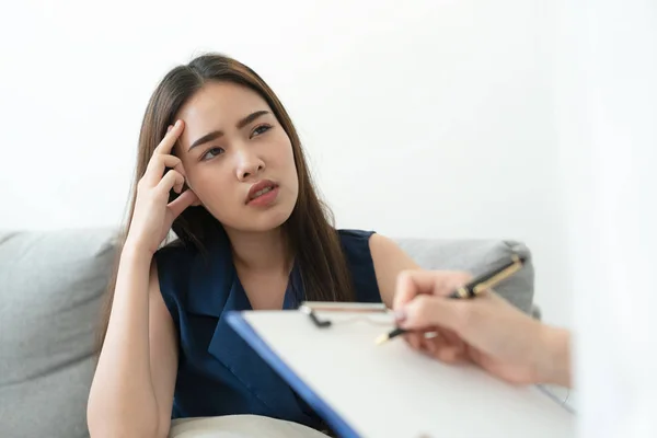 Asiatiska kvinnor har huvudvärk är sjuka. Så hon gick för att se en läkare för att kontrollera symptomen — Stockfoto