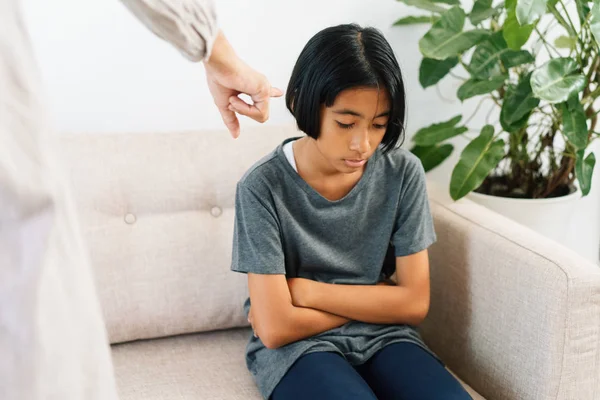 Азіатські мати сердиться і лаяти дочку, сидячи на дивані через погану поведінку — стокове фото