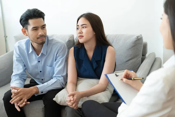 Asiatiska par sitter på soffan i rummet för att konsultera psykiska problem av läkare — Stockfoto