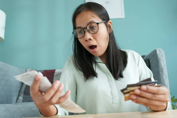 亚洲女人都很震惊 脸上的表情 张开嘴 满嘴债务 每月在交易中记账 看着家里的开销 — 图库照片