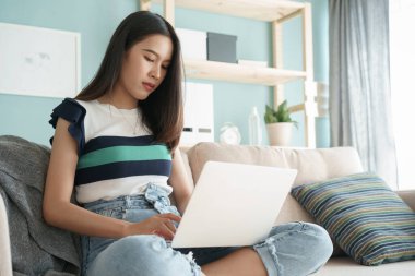 Evden çalışıyorum. Güzel bir genç kadın bilgisayar kullanıyor evdeki kanepede oturuyor, Asyalı kız sabahları daktilo işleriyle uğraşıyor. 