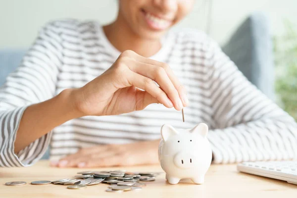 Mano Chica Joven Asiática Están Poniendo Monedas Una Alcancía Casa — Foto de Stock