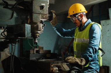 İşçi sondaj makinesi metal düz çelik plaka ve fabrikada yedek matkabı ile seçici odak