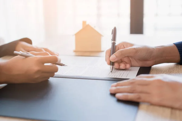 Los Vendedores Están Dejando Que Mujer Clientes Firmen Contrato Venta — Foto de Stock