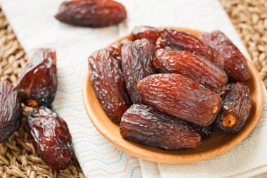 Hurma ağacının tomurcuğunda salkımlar, salkımlı hurma ağaçlarının meyveleri.