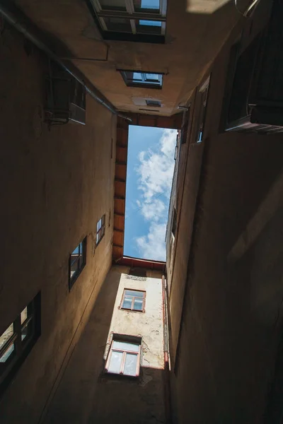 Lviv eski avludan gökyüzü kadar dikey görünüm