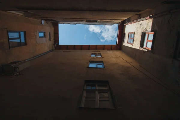 Lviv eski avludan gökyüzü kadar dikey görünüm