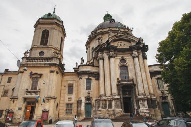 Ukrayna, Lviv, 2015: İnsanlara yakın Dominik kilise ve Manastır eski şehir, Lviv, Ukrayna
