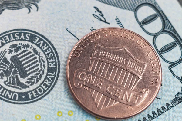 Makro fotoğraf 100 ABD Doları arka planda ve bir kuruş. Amerikan para 2016 nominal değeri 1 cent çok yakın fotoğrafı ters.